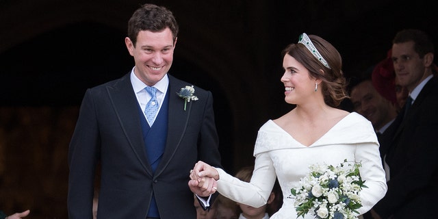 La principessa Eugenia di York e Jack Brooksbank lasciano la Cappella di San Giorgio al Castello di Windsor dopo il loro matrimonio alla Cappella di San Giorgio il 12 ottobre 2018 a Windsor, in Inghilterra.  Di recente, la regina Elisabetta II ha partecipato al battesimo del figlio.