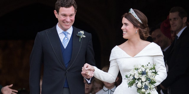 A princesa Eugenie de York e Jack Brooksbank deixam a Capela de São Jorge no Castelo de Windsor após o casamento na Capela de São Jorge em 12 de outubro de 2018, em Windsor, Inglaterra.  Recentemente, a Rainha Elizabeth II participou do batismo de seu filho.