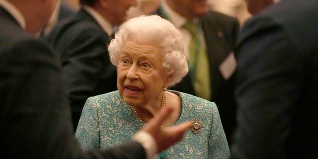 A rainha Elizabeth II supostamente pega o telefone apenas para chamar a princesa Anne e seu empresário de corrida, John Warren.