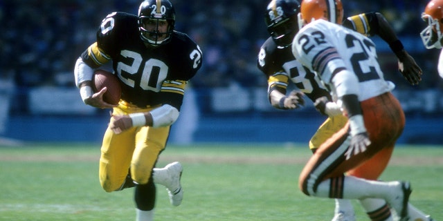 Running back Rocky Bleier (20) of the Pittsburgh Steelers carries the ball looking to get a block from teammate Lynn Swann (88) on Clarence R. 史考特 (22) of the Cleveland Browns circa late 1970s during an NFL football game at Cleveland Municipal Stadium in Cleveland, 俄亥俄.