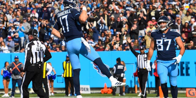 O quarterback do Tennessee Titans, Ryan Tanehill, 17, comemora depois de marcar contra o New Orleans Saints na primeira metade de um jogo de futebol americano da NFL no domingo, 14 de novembro de 2021 em Nashville, Tennessee.