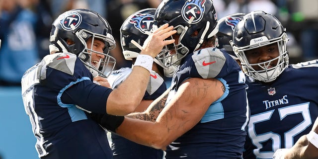 Tennessee Titans quarterback Ryan Tannehill, izquierda, celebrates after scoring a touchdown on a 1-yard run against the New Orleans Saints in the first half of an NFL football game Sunday, nov. 14, 2021, en Nashville, Tennesse. 