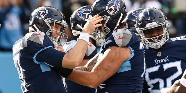 Tennessee Titans quarterback Ryan Tannehill, izquierda, celebrates after scoring a touchdown on a 1-yard run against the New Orleans Saints in the first half of an NFL football game Sunday, nov. 14, 2021, en Nashville, Tennesse.