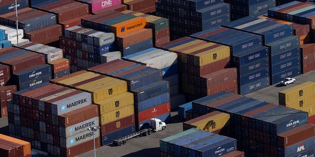Shipping containers are seen at the container terminal of the port of Oakland, 캘리포니아, 우리., 십월 28, 2021. REUTERS/Carlos Barria