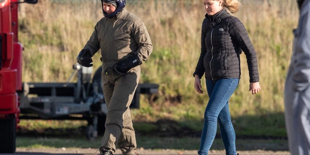 Tom Cruise se prepara para realizar un truco mientras filma "Misión: Imposible 8."