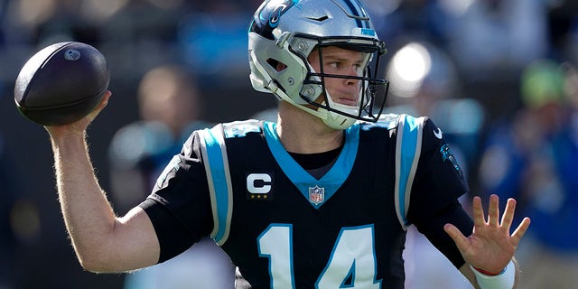 Panthers quarterback Sam Darnold passes to the New England Patriots in November.  September 7, 2021 in Charlotte, North Carolina.