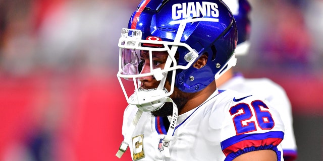 Saquon Barkley #26 nan New York Giants ap gade pandan preparasyon anvan match kont Tampa Bay Buccaneers nan Raymond James Stadium le 22 novanm 2021 nan Tampa, Florid.