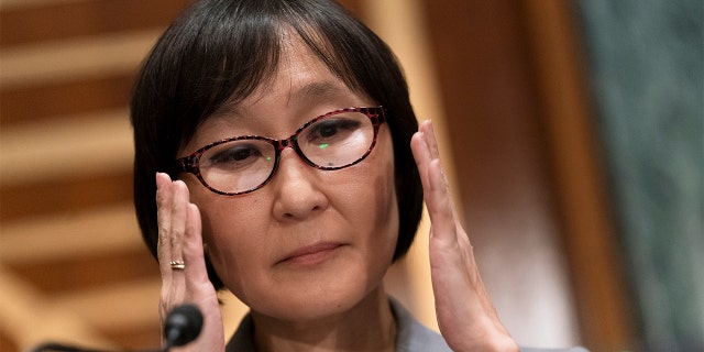 Saule Omarova of New York testifies before a Senate Banking, Housing, and Urban Affairs hearing on Capitol Hill in Washington to examine her nomination to be the Comptroller of the Currency, 星期四, 十一月. 18, 2021. (美联社照片/ Manuel Balce Ceneta)