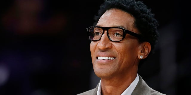 Scottie Pippen souriant sur le terrain avant le match des LA Clippers contre les Lakers de Los Angeles le 25 décembre 2019, au STAPLES Center de Los Angeles, Californie.