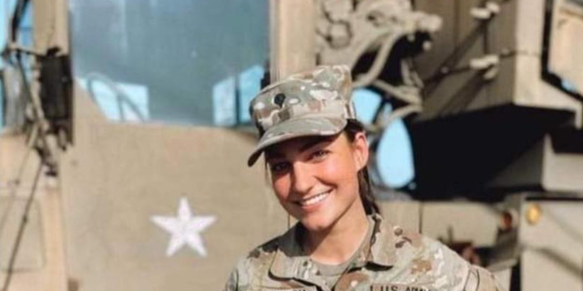 Spc de la Guardia Nacional del Ejército de Ohio. Michaela Nelson in uniform in an undated photo.