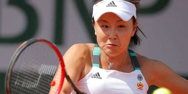 China's Shuai Peng plays a shot against Romania's Sorana Cirstea during their first round match of the French Open tennis tournament at the Roland Garros stadium, in Paris, France. Tuesday, May 30, 2017. 