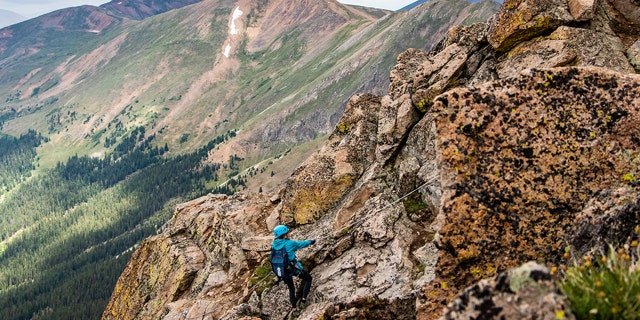 Gli ospiti godono della più alta via ferrata nordamericana presso l'area sciistica del bacino Arapahoe, che supera i 12 a un'altitudine di 999 piedi, situata nella contea di Summit, in Colorado.  luglio 2021.