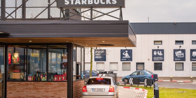 Earlier this week, TikTok user @dollface_danapace posted a video of a dog hopping into a Starbucks drive-thru window. (iStock)