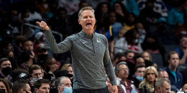 Golden State Warriors head coach Steve Kerr reacts during the first half of an NBA basketball game against the Charlotte Hornets, Sondag, Nov.. 14, 2021, in Charlotte, Noord-Carolina.