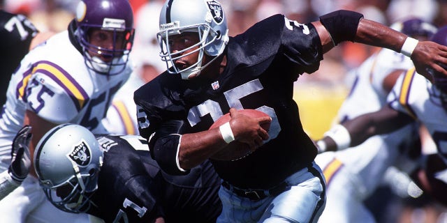 Steve Smith rushes against the Vikings on Sept. 9, 1993.