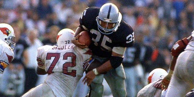 Steve Smith of the Los Angeles Raiders rushes against the Phoenix Cardinals at the Coliseum circa 1987 在洛杉矶, 加利福尼亚州.