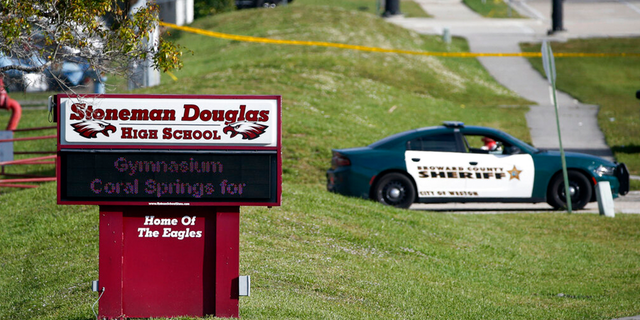 File: Florida, Gateway Law Enforcement Officers presso la Marjorie Stoneman Douglas High School di Parkland, in Florida.