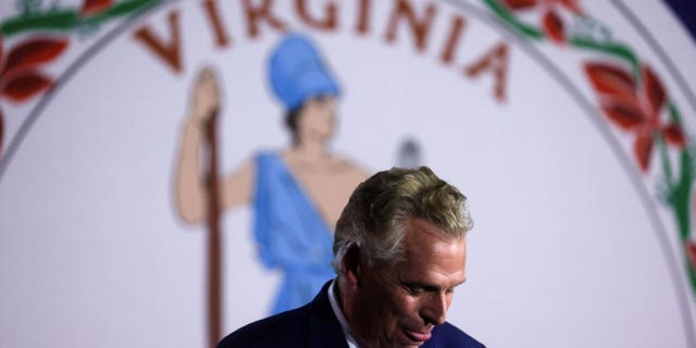 Democratic nominee for Virginia governor Terry McAuliffe looks on as he addresses supporters during an election night party and rally in McLean, 维吉尼亚州, 十一月. 2, 2021.