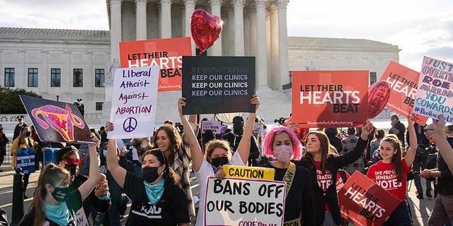 WASHINGTON, DC - 십일월 01: Pro-choice and anti-abortion demonstrators rally outside the U.S. Supreme Court on November 01, 2021워싱턴n,DCC. 월요일에, the Supreme Court is hearing arguments in a challenge to the controversial Texas abortion law which bans abortions after 6 주. (Photo by Drew Angerer/Getty Images)