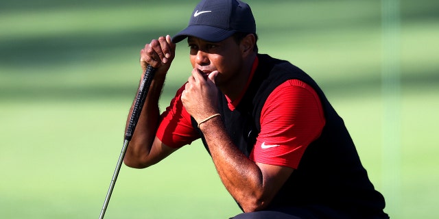 Tiger Woods lines up a putt at the Masters at Augusta National Golf Club on Nov. 15, 2020, en Georgia.