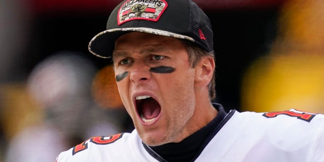 Tampa Bay Buccaneers quarterback Tom Brady yells at his team during the second half of an NFL football game against the Washington Football Team, Sondag, Nov.. 14, 2021, in Landover, Maryland.