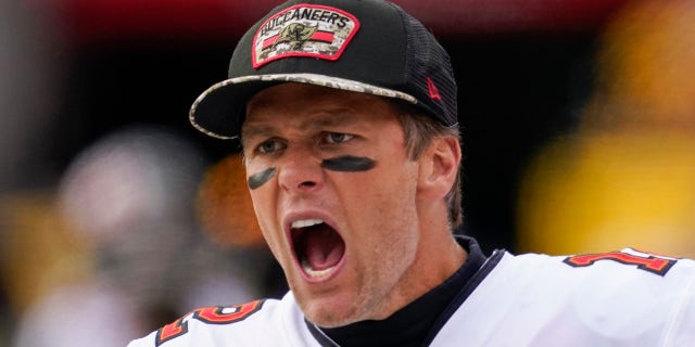 Tampa Bay Buccaneers quarterback Tom Brady yells at his team during the second half of an NFL football game against the Washington Football Team, Sondag, Nov.. 14, 2021, in Landover, Maryland.