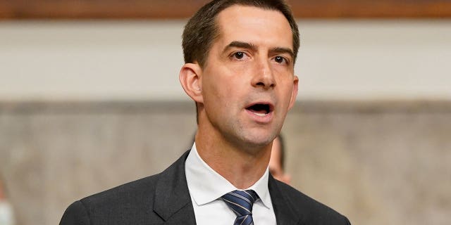 Sen.  Tom Cotton (R-Ark.) hovorí počas vypočutia Výboru pre ozbrojené sily Senátu o ukončení vojenských operácií v Afganistane a plánoch budúcich protiteroristických operácií na Capitol Hill 28. septembra 2021 vo Washingtone, DC.