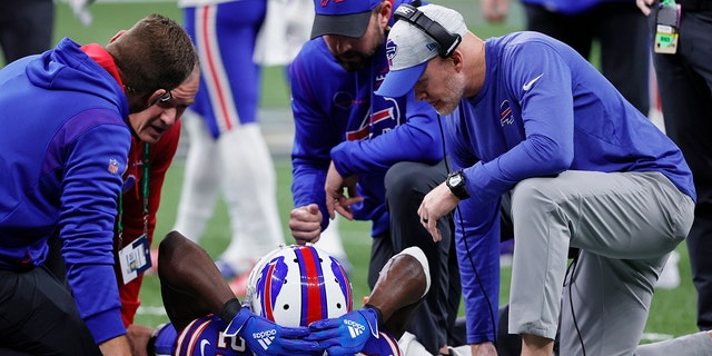 An injured Buffalo Bills cornerback Tre'Davious White (27) is helped by head coach Sean McDermott, destra, and medical staff in the first half of an NFL football game against the New Orleans Saints in New Orleans, giovedi, Nov. 25, 2021.
