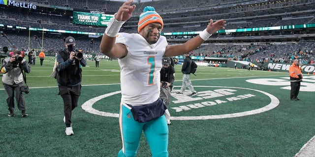 Miami Dolphins quarterback Tua Tagovailoa celebrates as he leaves the field after an NFL football game against the New York Jets, Domenica, Nov. 21, 2021, a East Rutherford, N.J.