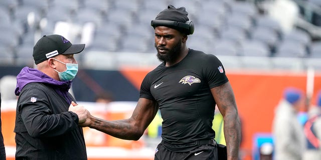 Baltimore Ravens quarterback Tyler Huntley is greeted before the Sunday, 11 월. 21, 2021, game against the Bears in Chicago. 