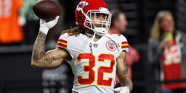 يستعد Tyrant Mathieu # 32 of the Kansas City Chiefs قبل مباراة ضد Las Vegas Raiders على ملعب Allegiant في 14 نوفمبر 2021 في لاس فيجاس ، نيفادا.