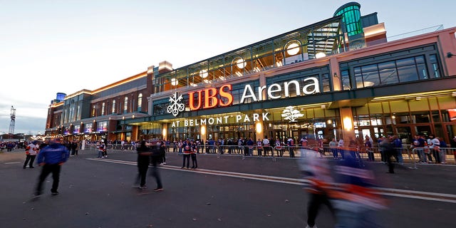 Fans wait to enter the new UBS Arena for the arena's first New York Islanders game against the Calgary Flames, 토요일, 11 월. 20, 2021, in Elmont, 뉴욕.