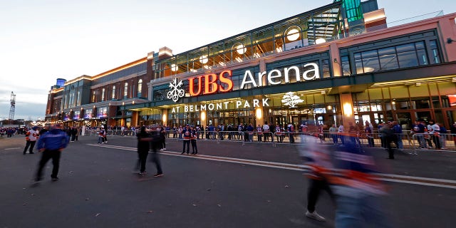 Fans wait to enter the new UBS Arena for the arena's first New York Islanders game against the Calgary Flames, 토요일, 11 월. 20, 2021, in Elmont, 뉴욕.