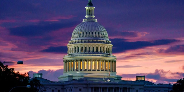 The Capitol is seen at dawn in Washington, op die verkiesingsdag, Dinsdag, Nov.. 2, 2021.