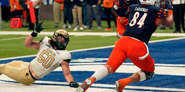 UTSA tight end Oscar Cardenas (84) catches a pass over UAB linebacker Noah Wilder (50) in the final sections for the win, Saturday, Nov. 20, 2021, in San Antonio.