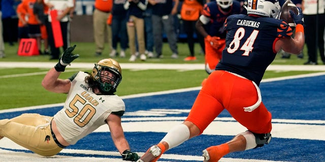 UTSA tight end Oscar Cardenas (84) catches a pass over UAB linebacker Noah Wilder (50) in the final sections for the win, Saturday, Nov. 20, 2021, in San Antonio.
