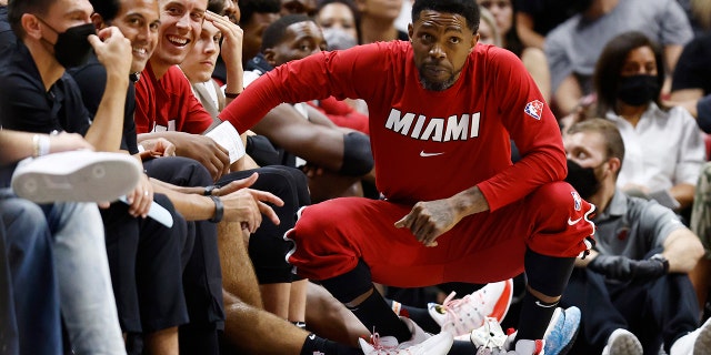 Udonis Haslem of the Miami Heat looks on against the Boston Celtics during the second half of a preseason game at FTX Arena Oct. 15, 2021 マイアミで.
