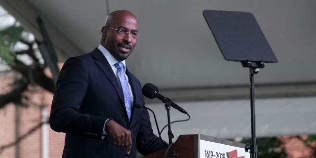 Van Jones delivers a speech at the 2019 African Landing Commemorative Ceremony, observing the 400-year anniversary of the arrival of the first enslaved Africans in Virginia, in Hampton, Virginia, VS, Augustus 24, 2019. REUTERS/Michael A. McCoy