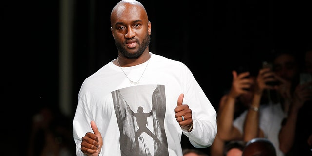 Fashion designer Virgil Abloh gives a thumbs up after the presentation of Off-White Men's Spring-Summer 2019 collection presented in Paris, Wednesday June 20, 2018. Abloh, a leading fashion executive hailed as the Karl Lagerfeld of his generation, has died after a private battle with cancer. 彼がいた 41. Abloh’s death was announced Sunday, 11月. 28, 2021 by LVMH Louis Vuitton and the Off White label, the brand he founded.