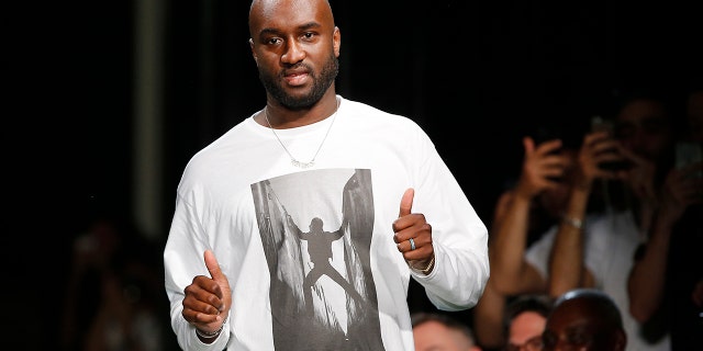 패션 디자이너 버질 아블로(Virgil Abloh)가 오프-화이트 남성 봄-여름 프리젠테이션 후 엄지손가락을 치켜들고 있다. 2019 파리에서 선보인 컬렉션, 6월 수요일 20, 2018. 아블로, 같은 세대의 칼 라거펠트(Karl Lagerfeld)로 칭송받는 최고의 패션 경영자, 암과의 사적인 투병 끝에 사망. 그는 ~였다 41. Abloh의 죽음은 일요일 발표되었습니다, 11 월. 28, 2021 LVMH Louis Vuitton 및 Off White 레이블, 그가 설립한 브랜드.