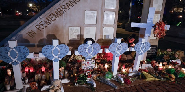 A memorial at Veterans Park for the victims of Sunday's deadly Christmas parade crash in Waukesha,  威斯康星州.