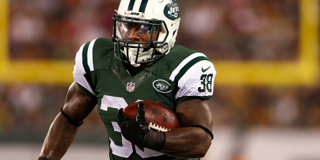 Zac Stacy #38 de los New York Jets en acción contra los Philadelphia Eagles durante un partido de pretemporada en el MetLife Stadium el 3 de septiembre de 2015 en East Rutherford, Nueva Jersey.