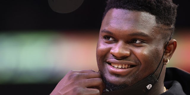 PHOENIX, ARIZONA - NOVEMBER 02: Zion Williamson #1 of the New Orleans Pelicans reacts during a time-out from the second half of the NBA game against the Phoenix Suns at Footprint Center on November 02, 2021 in Phoenix, Arizona. The Suns defeated the Pelicans 112-100.