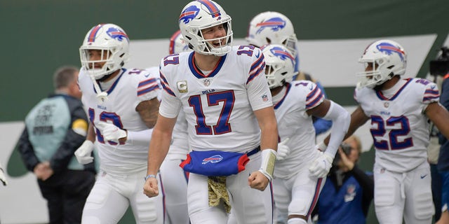 Buffalo Bills quarterback Josh Allen, centrar, reacts after a touchdown during the first half of an NFL football game against the New York Jets, domingo, nov. 14, 2021, en East Rutherford, New Jersey.