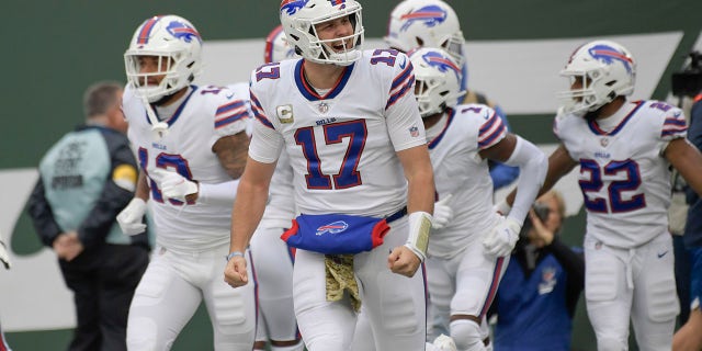 Buffalo Bills quarterback Josh Allen, centrar, reacts after a touchdown during the first half of an NFL football game against the New York Jets, domingo, nov. 14, 2021, en East Rutherford, New Jersey.