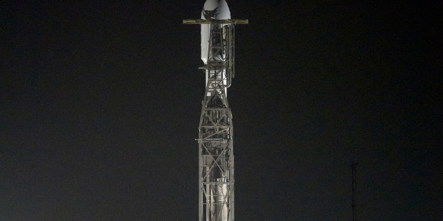 Na palubě kosmické lodi je vidět raketa SpaceX Falcon 9 s testem Double Asteroid Redirection Test neboli DART, připravená ke startu v úterý 23. listopadu 2021 na Space Launch Complex 4E, Vandenberg Space Force Base v Kalifornii. 