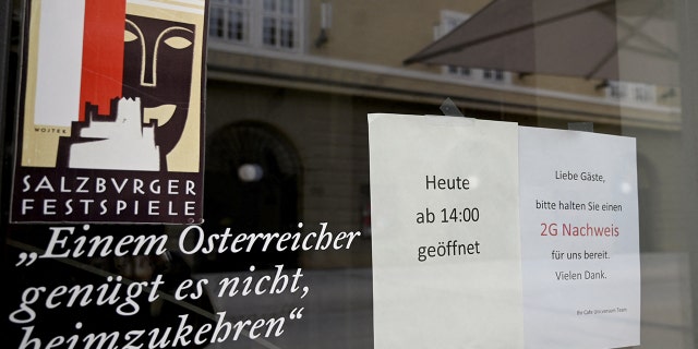 Aparece un letrero para que los clientes se vacunen o se recuperen de acuerdo con la regla 2G, en el casco antiguo de Salzburgo, Austria, el 12 de noviembre de 2021, durante la pandemia en curso del Coronavirus (Covid-19).  El 12 de noviembre, el canciller austriaco Schallenberg dijo que quiere imponer un bloqueo a nivel nacional para aquellos que no han sido vacunados contra el coronavirus ni se han recuperado del mismo, ya que los casos están aumentando rápidamente.  Los estados de Alta Austria y Salzburgo, que han tenido algunas de las peores tasas de casos, ya han comenzado a cerrar los no vacunados desde el lunes 15 de noviembre.  Foto de BARBARA GINDL / APA / AFP a través de Getty Images)