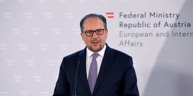 Vienna, AUSTRIA - 14 AGOSTO: Il ministro degli Esteri austriaco Alexander Schallenberg parla in una conferenza stampa congiunta con il Segretario di Stato americano Mike Pompeo al Palazzo Belvedere il 14 agosto 2020 a Vienna, Austria.  Il viaggio di una settimana di Pompeo in Europa centrale, dove visiterà Repubblica Ceca, Slovenia, Austria e Polonia, arriva poco dopo che gli Stati Uniti hanno annunciato la difesa. "revisione della postura" Che vede come ridurre la presenza delle sue forze in Germania a favore della Polonia e di altri paesi.  (Foto di Thomas Kronsteiner/Getty Images)