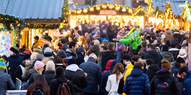 Ludzie odwiedzają nowo otwarte "Jarmark bożonarodzeniowy" Klasyczny jarmark bożonarodzeniowy w Wiedniu, na placu przed ratuszem w Wiedniu, Austria, 12 listopada 2021 r., podczas trwającej pandemii koronawirusa (Covid-19).  - Kanclerz Austrii Alexander Schallenberg powiedział 12 listopada 2021 r., że chciał wprowadzić ogólnokrajową blokadę dla osób, które nie zostały zaszczepione lub wyzdrowiały z koronawirusa, ponieważ kraj zmaga się z szybko rosnącą liczbą zachorowań.  - Austria OUT (zdjęcie: GEORG HOCHMUTH / APA / AFP) / Austria OUT (zdjęcie: GEORG HOCHMUTH / APA / AFP za pośrednictwem Getty Images)