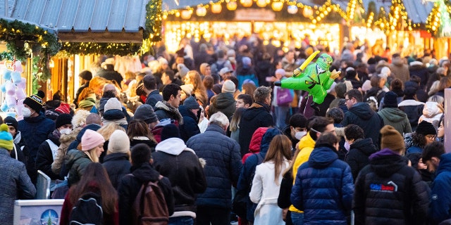 La gente está visitando el recién inaugurado "Kristkindlemarkt" El clásico mercado navideño de Viena, en la plaza frente al Ayuntamiento de Viena, Austria, el 12 de noviembre de 2021, durante la pandemia en curso del coronavirus (Covid-19).  - El canciller austriaco Alexander Schallenberg dijo el 12 de noviembre de 2021 que quiere imponer un bloqueo a nivel nacional para aquellos que no han sido vacunados o se han recuperado del coronavirus, mientras el país lucha con casos en rápido aumento.  - Austria Out (Foto de GEORG HOCHMUTH / APA / AFP) / Austria Out (Foto de GEORG HOCHMUTH / APA / AFP a través de Getty Images)